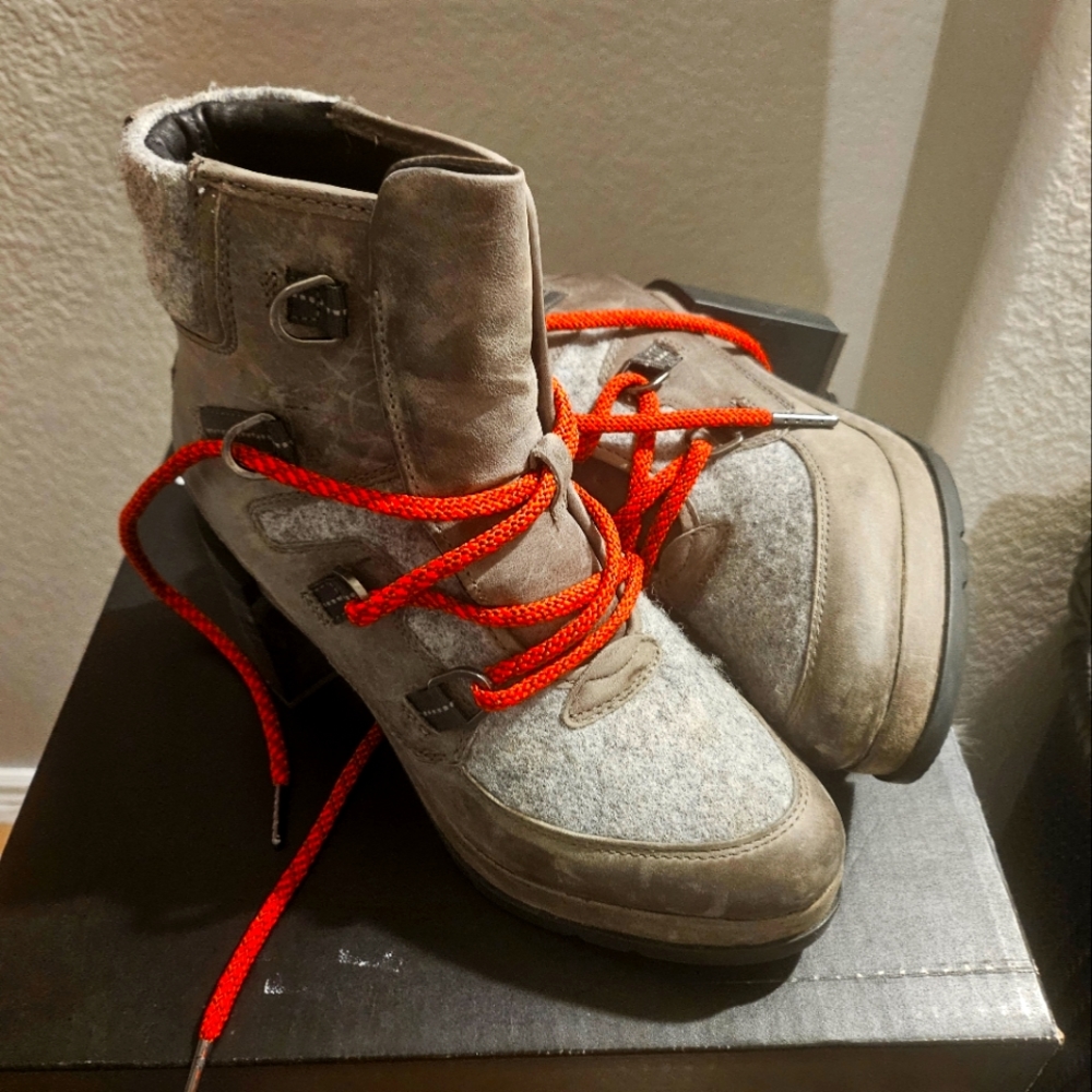 COPY - Sorel size 8 grey blakes